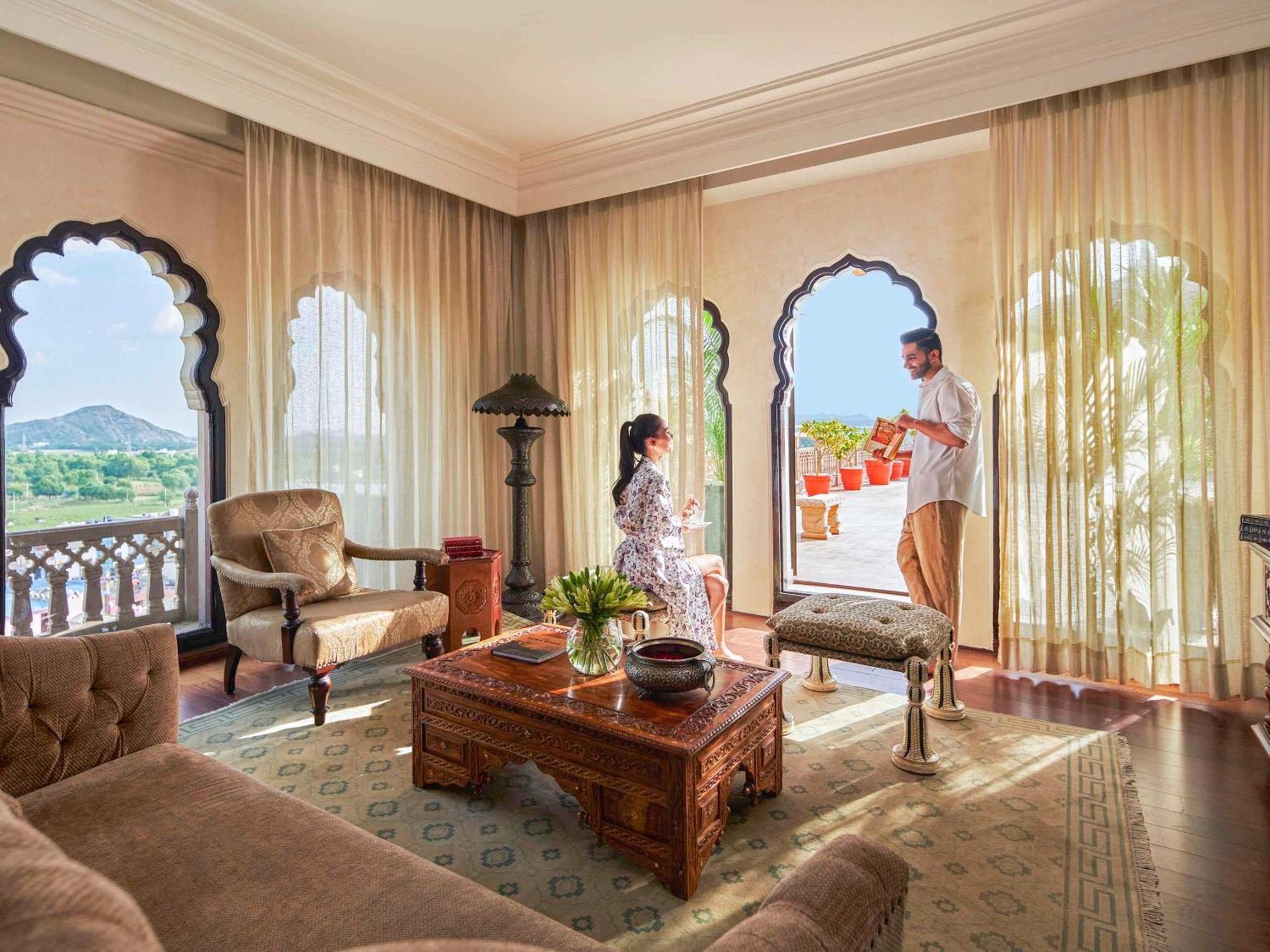 Отель Fairmont Джапур Экстерьер фото A suite at the Oberoi Udaivilas Palace